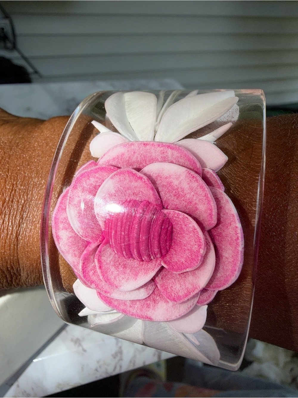 Chanel lucite Camellia Cuff bracelet - Picture 3 of 7